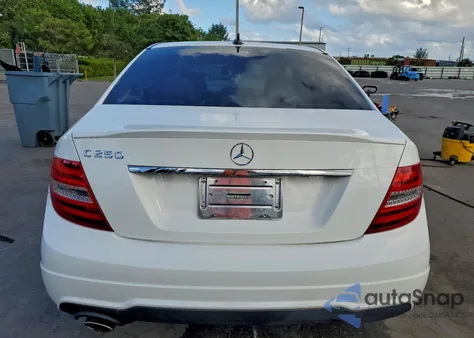 2014 Mercedes-Benz C 250 z USA, uszkodzony, nr VIN WDDGF4HB5EA961002